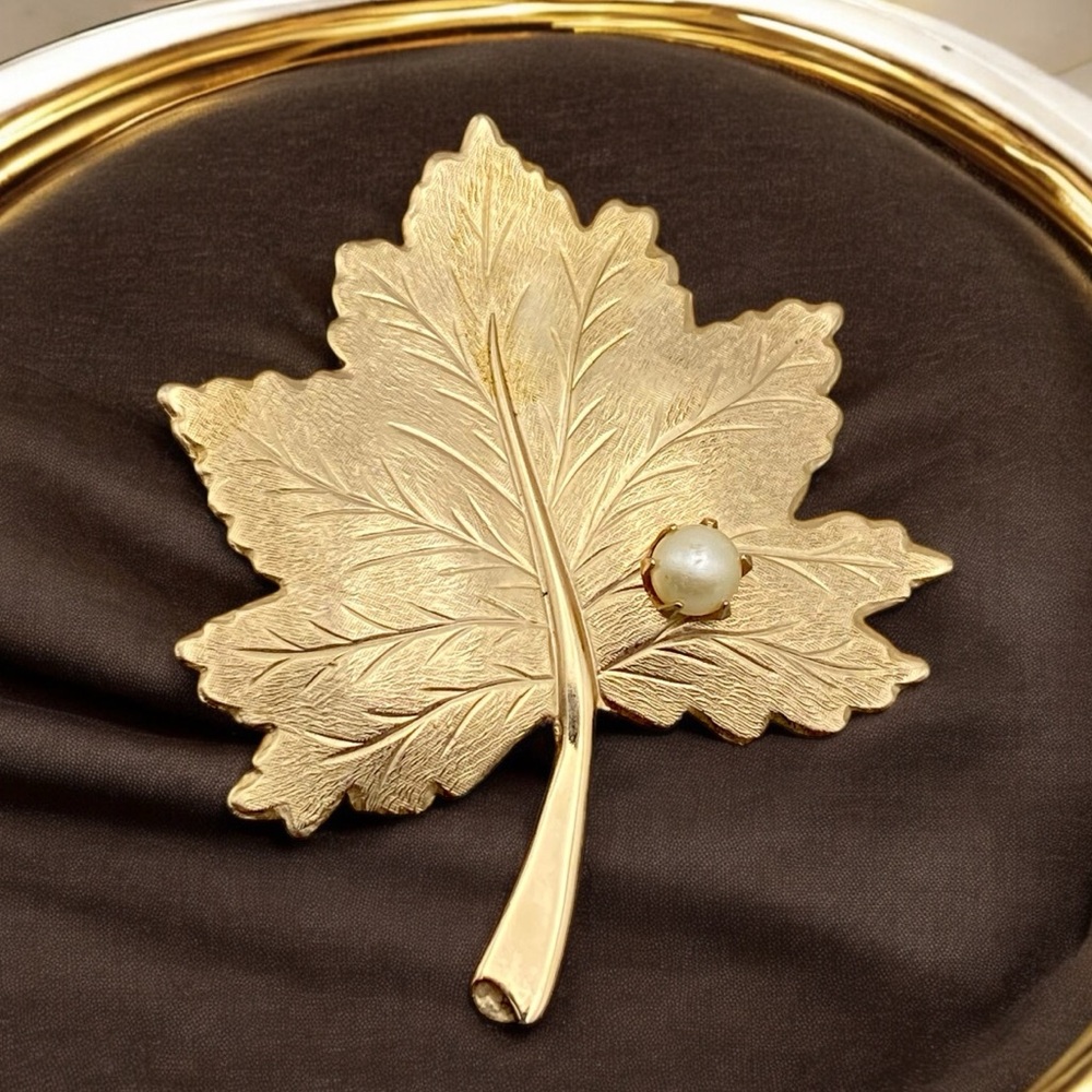 Vintage 60’s Sarah Coventry Whispering Leaf Brooch